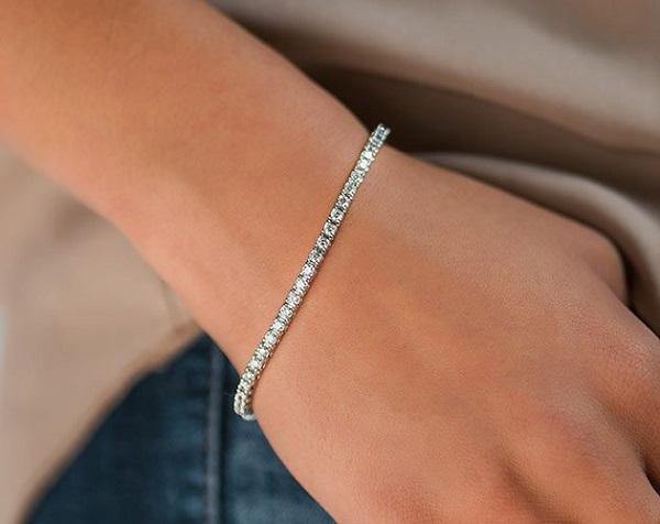 Cómo comprar una pulsera de tenis de diamantes | Diamond Buzz