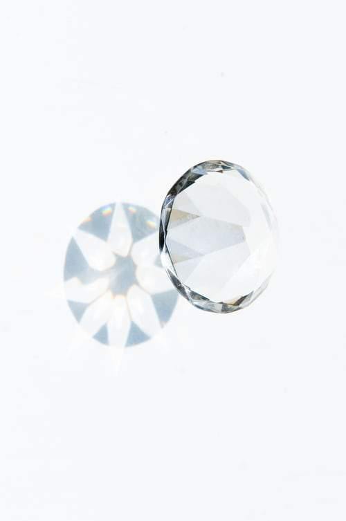 7 formas de detectar diamantes falsos