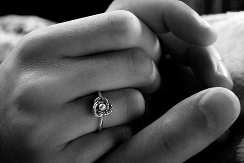 Histoire de la bague de fiançailles en perles