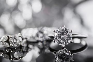 Comment nettoyer votre bague de fiançailles à la maison