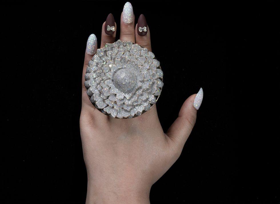 Une bague avec 12 638 diamants bat un record du monde Guinness