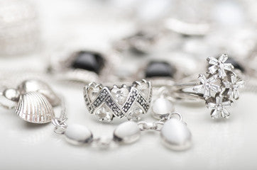 7 raisons de commencer à acheter des bijoux en argent sterling